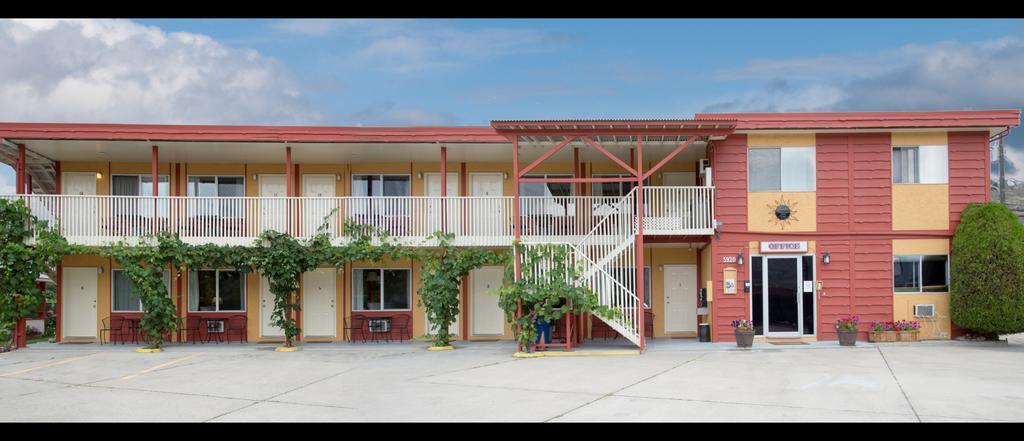 Maple Leaf Motel Inn Towne Osoyoos Eksteriør bilde